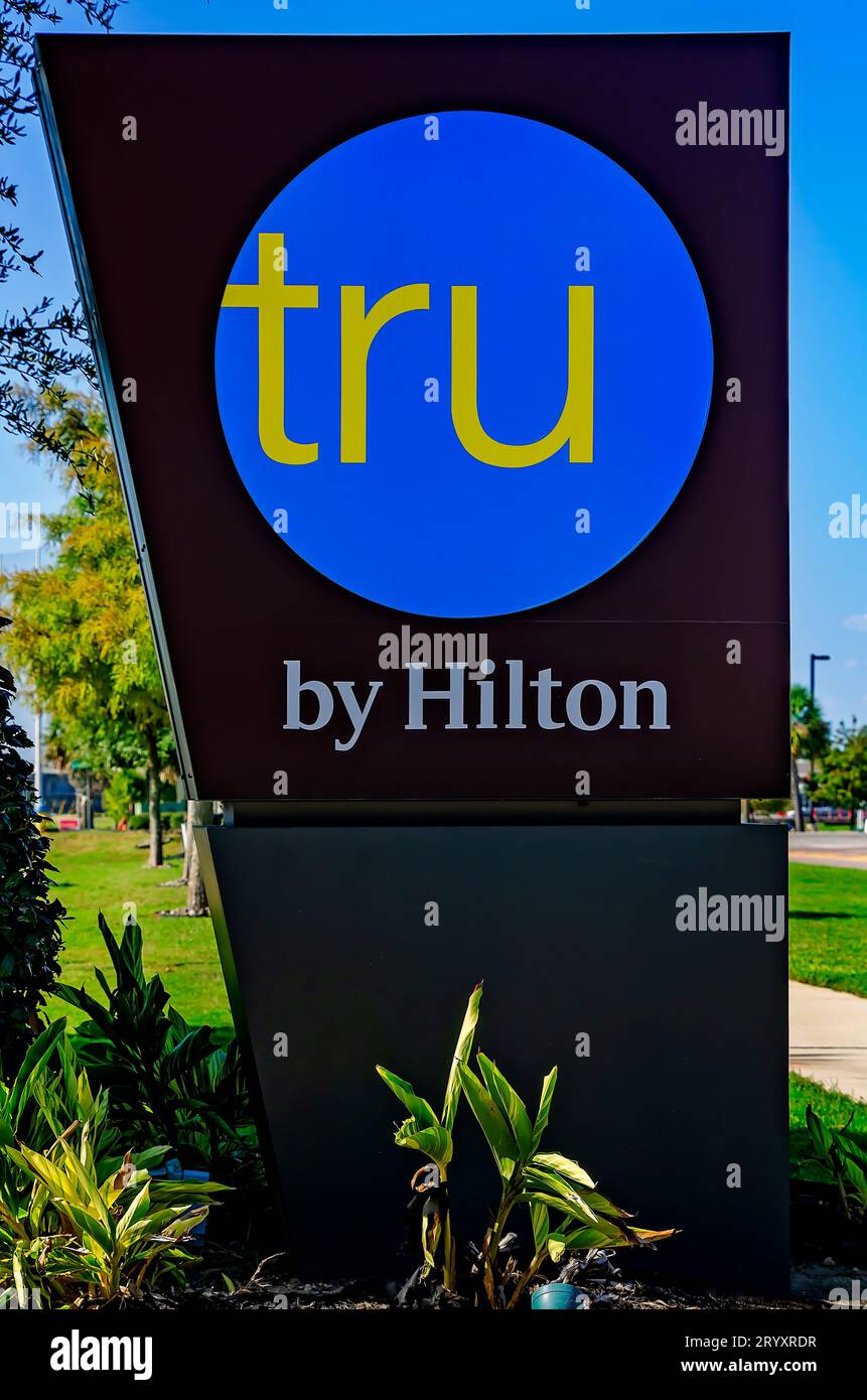 Un cartello dell'hotel Tru by Hilton è raffigurato su Satchel Paige Drive, 30 settembre 2023, a Mobile, Alabama. Hilton Worldwide ha lanciato il marchio nel 2016. Foto Stock