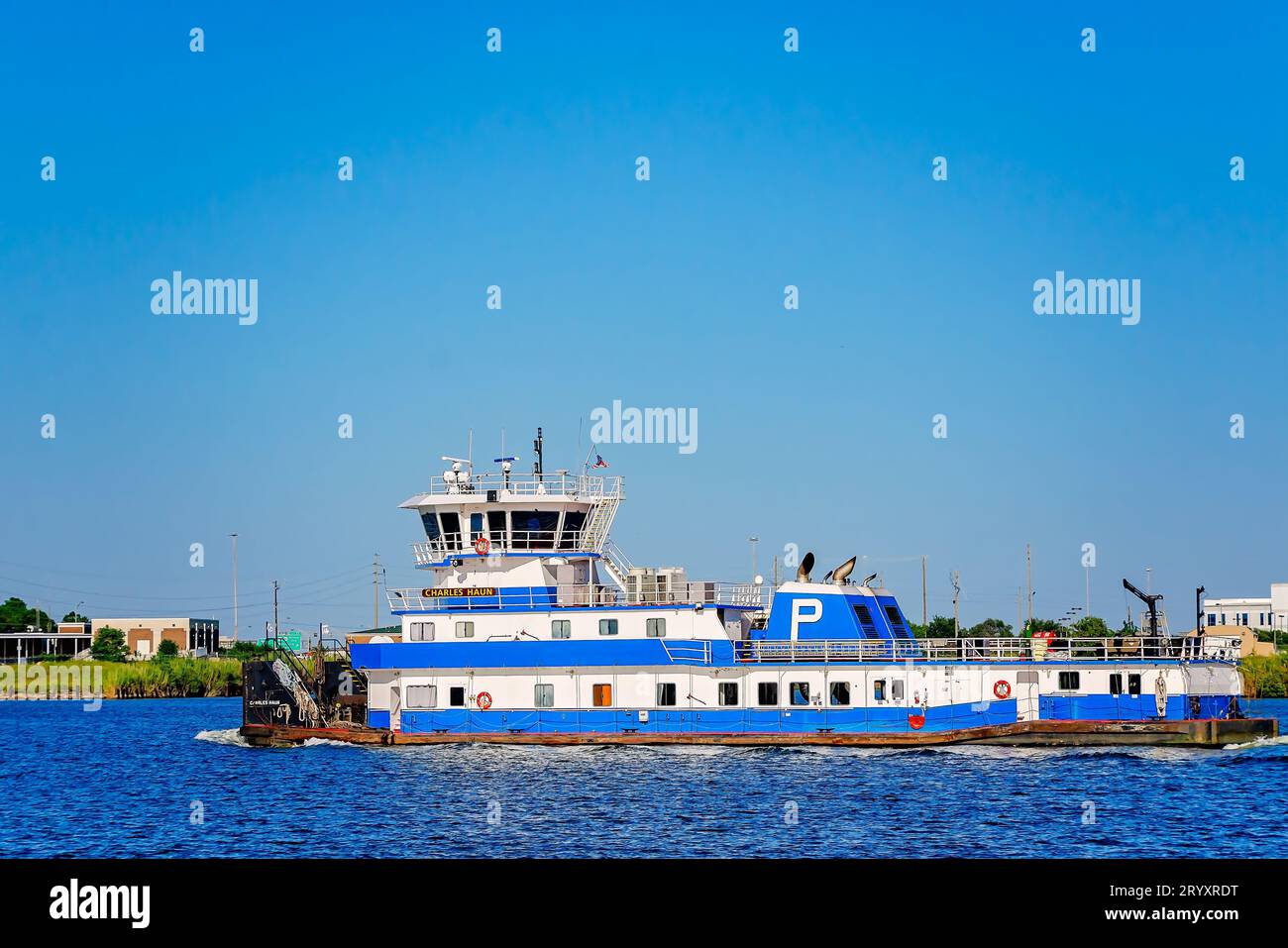 Il rimorchiatore Charles Haun risale il fiume Mobile vicino al porto di Mobile, settembre 30 2023, a Mobile, Alabama. Il rimorchiatore fu costruito nel 2012. Foto Stock