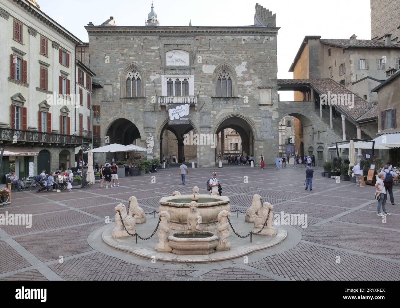 Fontana Contarini in Piazza Vecchia Bergamo alta, Lombardia, Italia Foto Stock