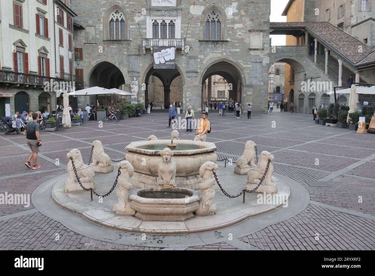 Fontana Contarini in Piazza Vecchia Bergamo alta, Lombardia, Italia Foto Stock