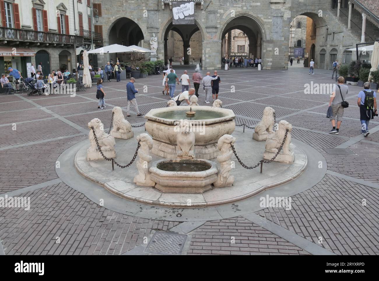 Fontana Contarini in Piazza Vecchia Bergamo alta, Lombardia, Italia Foto Stock