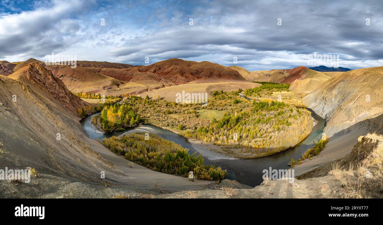 Valle del fiume Kyzylshin. Repubblica Altaj, Siberia, Russia Foto Stock