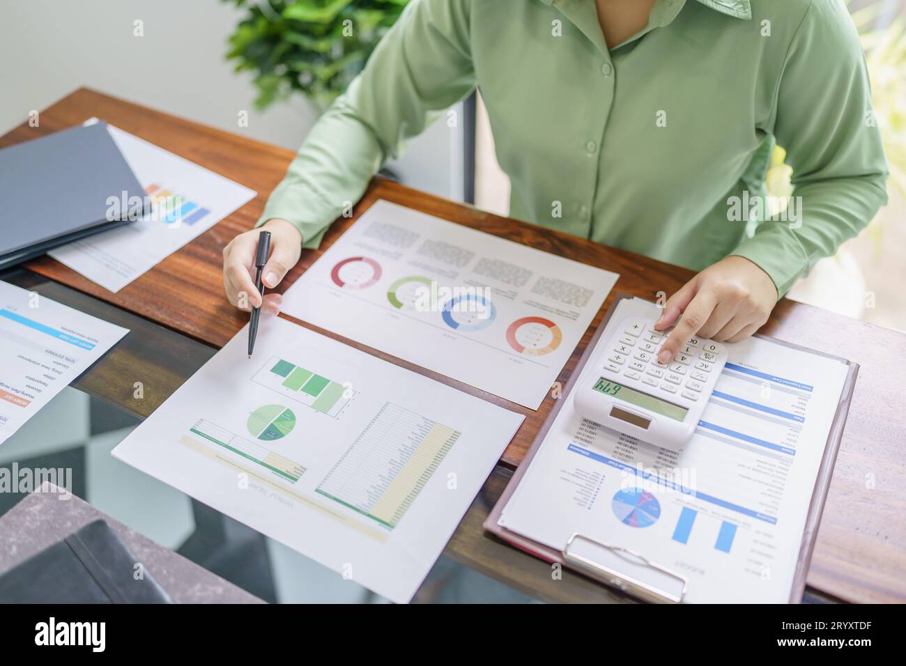 Donna d'affari che lavora in uno spazio di lavoro moderno e rispettoso dell'ambiente idee creative per investitori professionali ecocompatibili Foto Stock