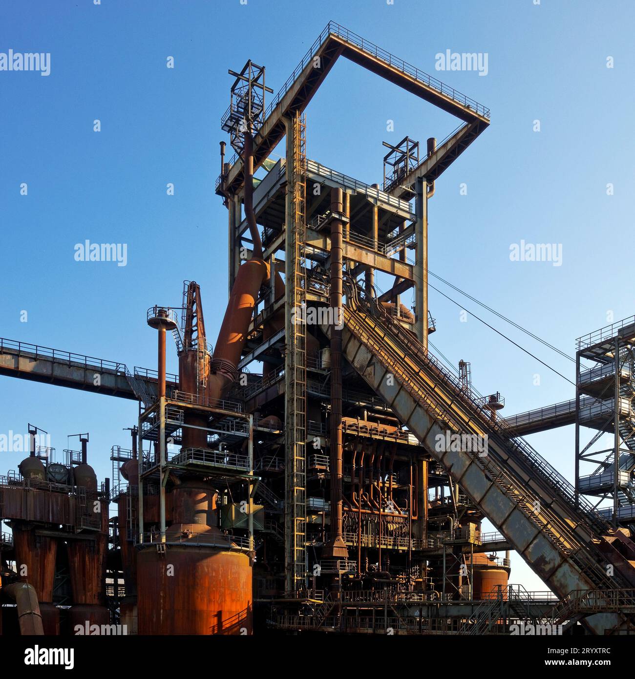 Altoforno, impianto industriale dismesso di Phoenix West, Dortmund, area della Ruhr, Germania, Europa Foto Stock