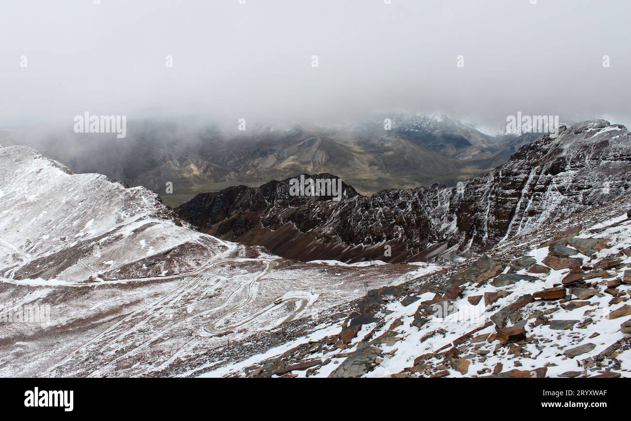 Paesaggio della catena montuosa delle Ande, dalla cima del monte Chacaltaya in Bolivia Foto Stock
