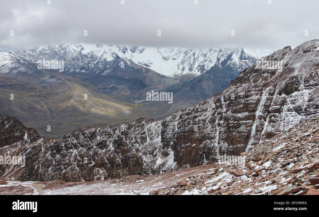 Cima del Monte Chacaltaya, una vecchia pista da sci, la più alta del mondo, ora disattivata. Foto Stock