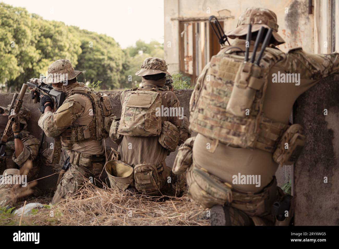 Soldati marini professionisti addestrati con armi su un raggio d'azione militare. Foto Stock