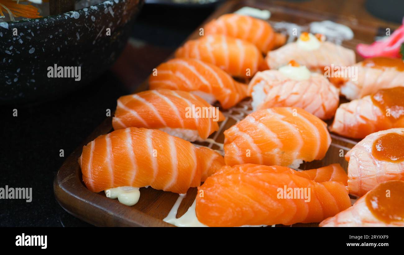 Salmone sushi cibo giapponese. sul tavolo del ristorante. Cucina giapponese Sashimi salmone sushi nigiri. Foto Stock