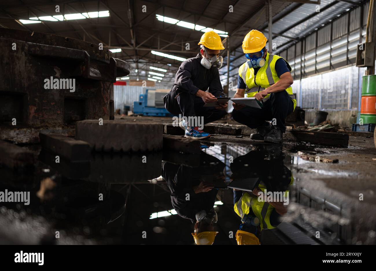 Scienziati e funzionari governativi ispezionano e raccolgono campioni di perdite chimiche nei siti industriali. da esaminare a fondo Foto Stock