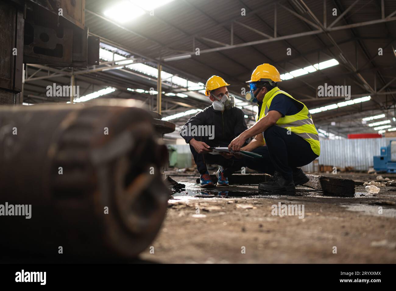 Scienziati e funzionari governativi ispezionano e raccolgono campioni di perdite chimiche nei siti industriali. da esaminare a fondo Foto Stock