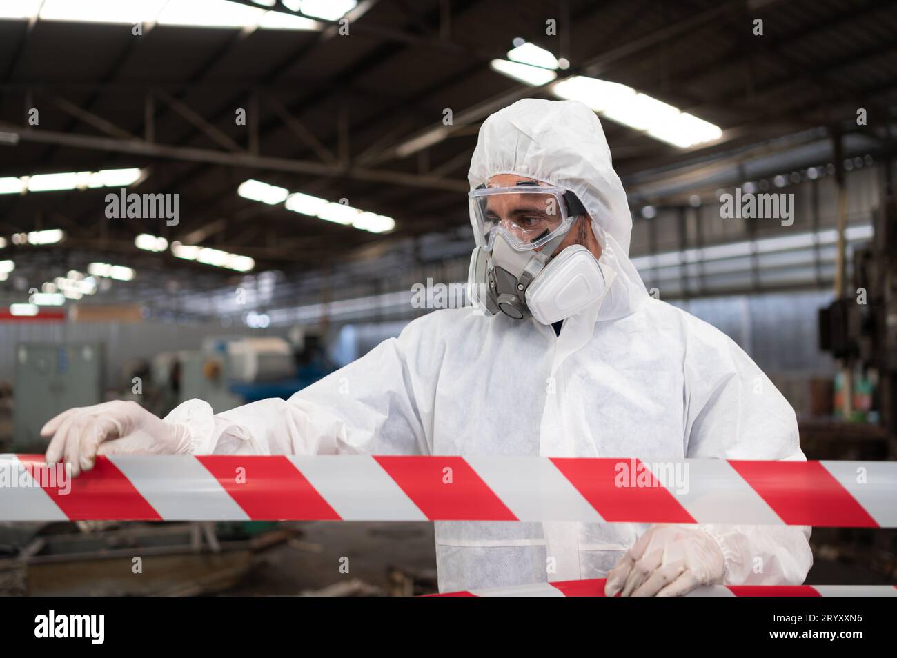 Area riservata, i funzionari impiegano strisce bianche e rosse per bloccare l'area in cui si verifica una perdita di sostanze chimiche. Per evitare che gli individui entrino Foto Stock