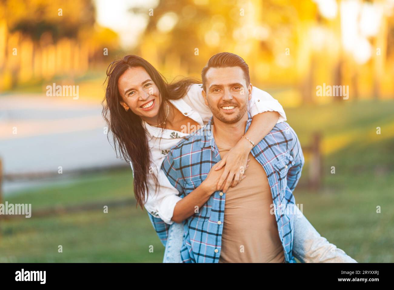 Una coppia felice nel parco nei giorni estivi all'aperto Foto Stock