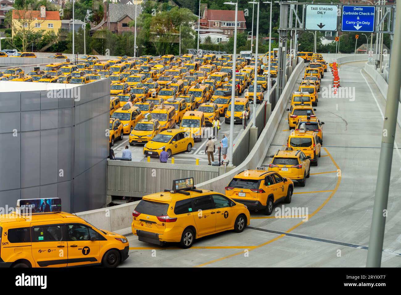 File di taxi gialli in attesa di prelevare i passeggeri all'Aeroporto LaGuardia di New York Foto Stock