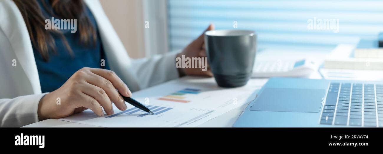 Da solo a lavorare fino a tardi di notte. AsianÂ donna d'affari sul posto di lavoro in ufficio a tarda notte lavora a una scrivania in un ufficio buio su cui lavora Foto Stock