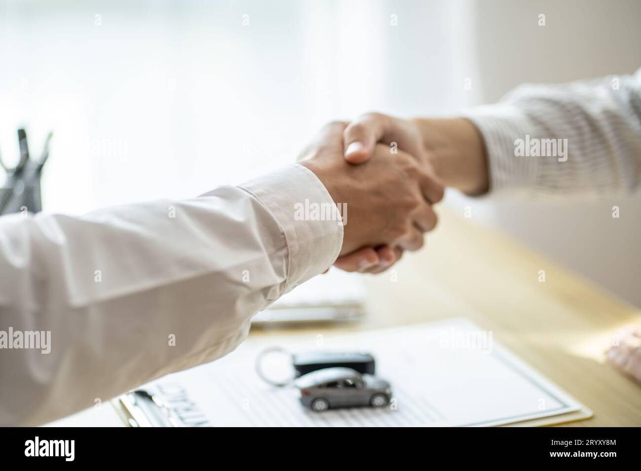 Agente assicurativo del registro delle perdite che ispeziona la vettura danneggiata. Il responsabile delle vendite fornisce un documento del modulo di richiesta di consulenza che valuta l'offerta di mutui ipotecari per auto Foto Stock