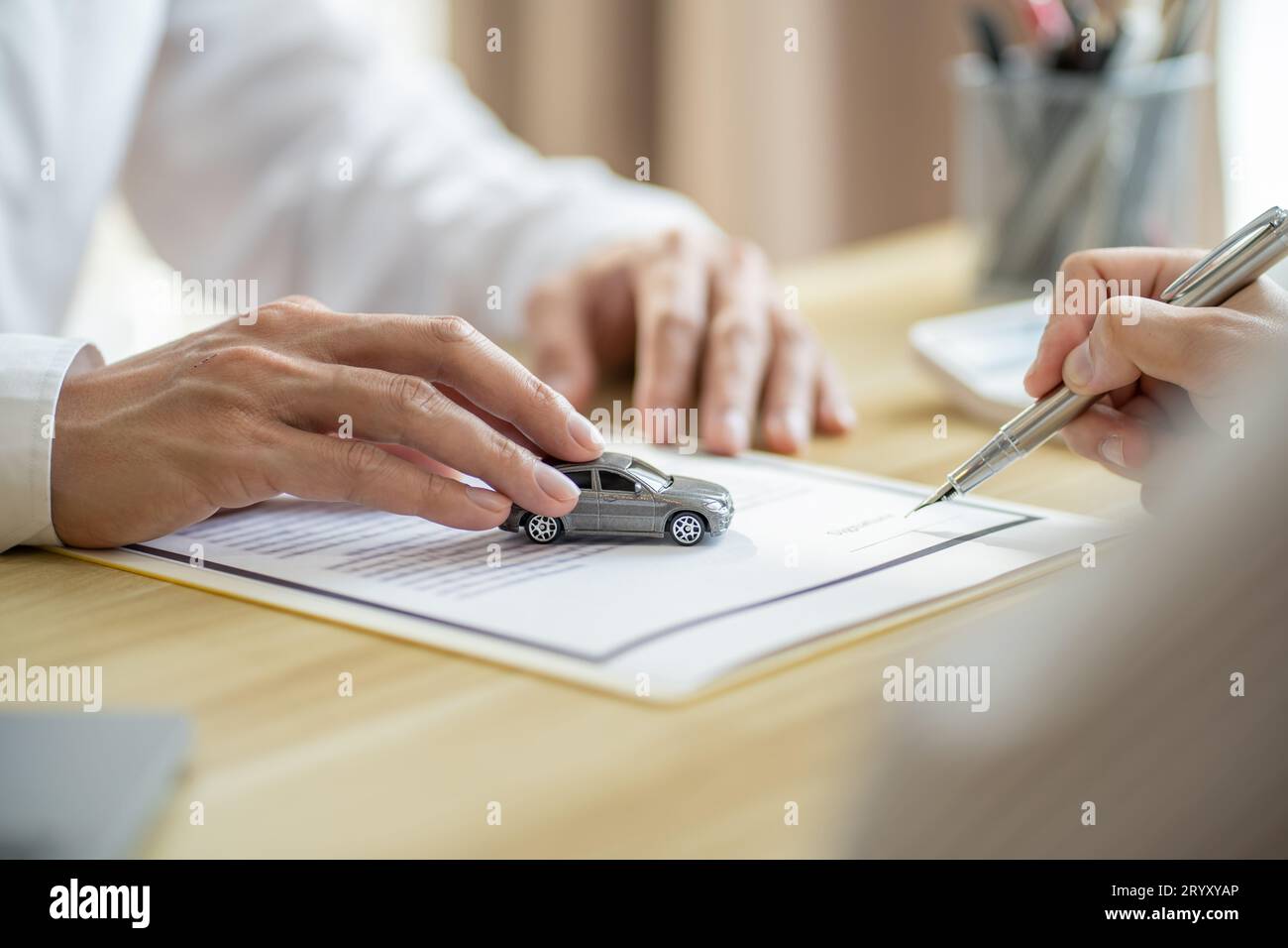 Agente assicurativo del registro delle perdite che ispeziona la vettura danneggiata. Il responsabile delle vendite fornisce un documento del modulo di richiesta di consulenza che valuta l'offerta di mutui ipotecari per auto Foto Stock