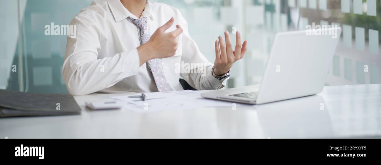 Chiamata VDO ConferenceÂ uomo lavora da casa. Parla chat online durante una videochiamata con la webcam del laptop ConferenceÂ uomo d'affari asiatico che lavora Foto Stock