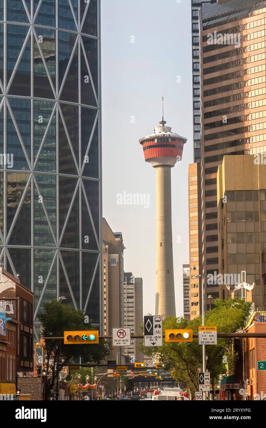 Calgary, Alberta, Canada. 19 luglio 2023. Vista completa della Calgary Tower, una torre di osservazione indipendente di 190 metri in basso Foto Stock