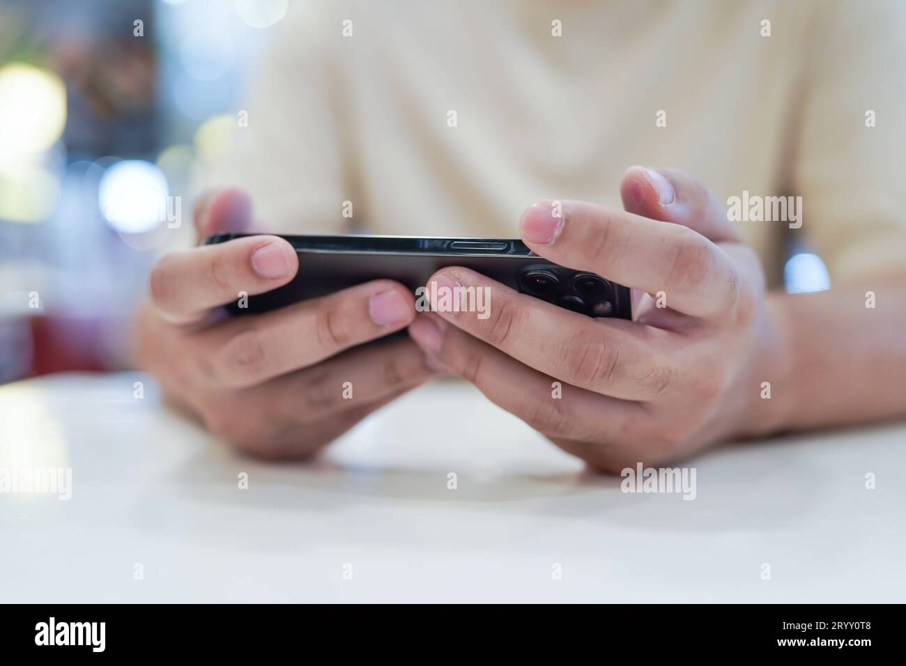 Uomo che gioca al telefono cellulare. Giocatore ragazzo che gioca ai videogiochi con smartphone che lavora con dispositivi mobili. concep. e-commerce tecnologia telefono cellulare Foto Stock