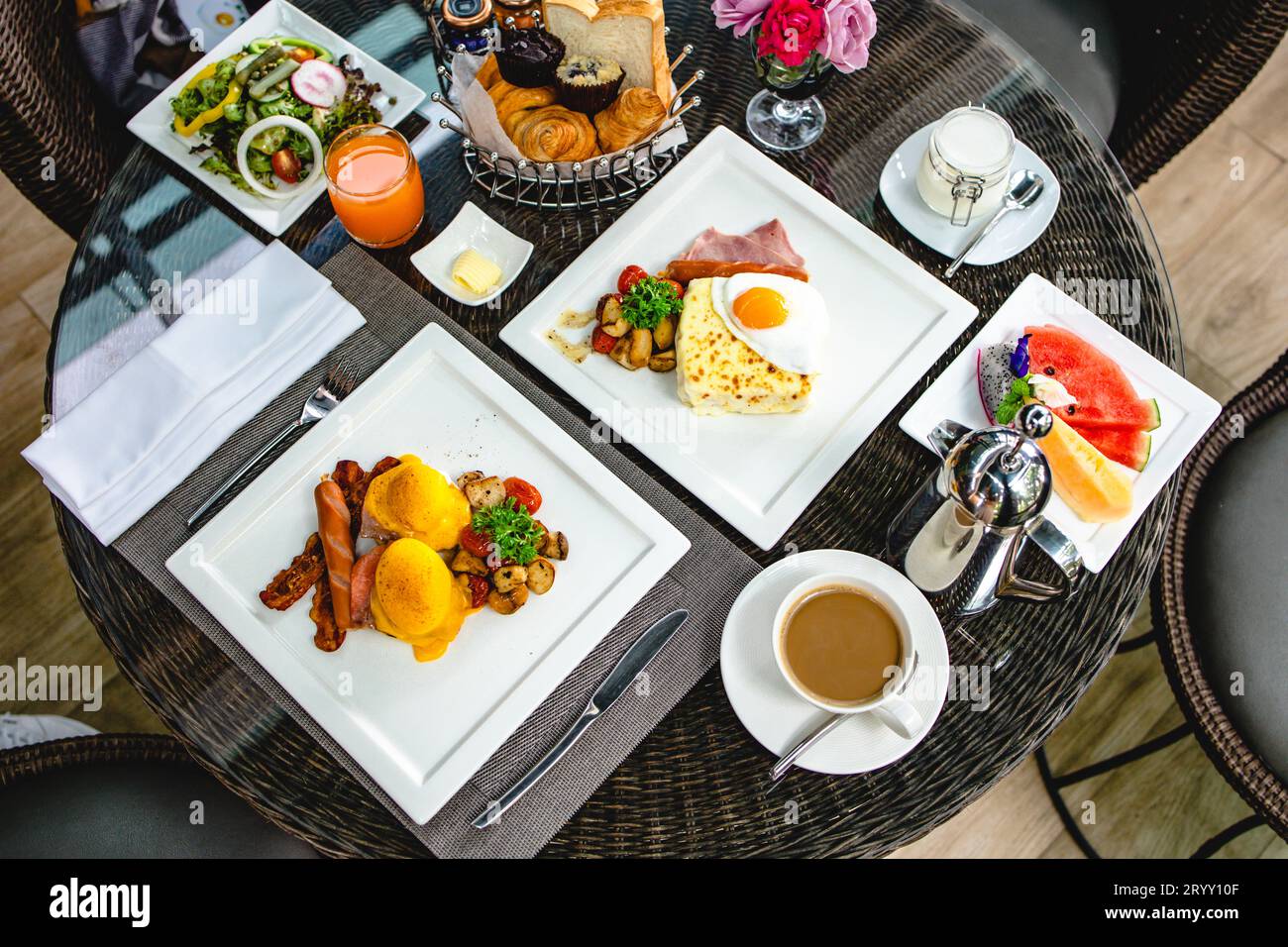 Colazione all'americana completa colazione abbondante e salutare servita su un tavolo con caffè. Colazione servita con caffè, patatine fritte all'inglese Foto Stock