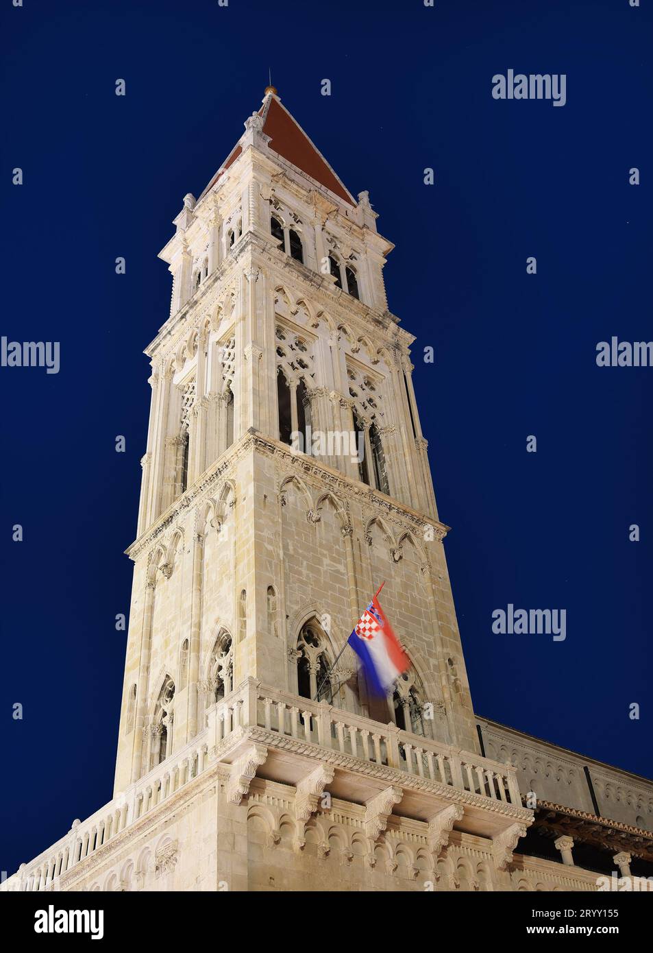 Torre della Cattedrale di San Lorenzo al tramonto a Traù, Croazia Foto Stock