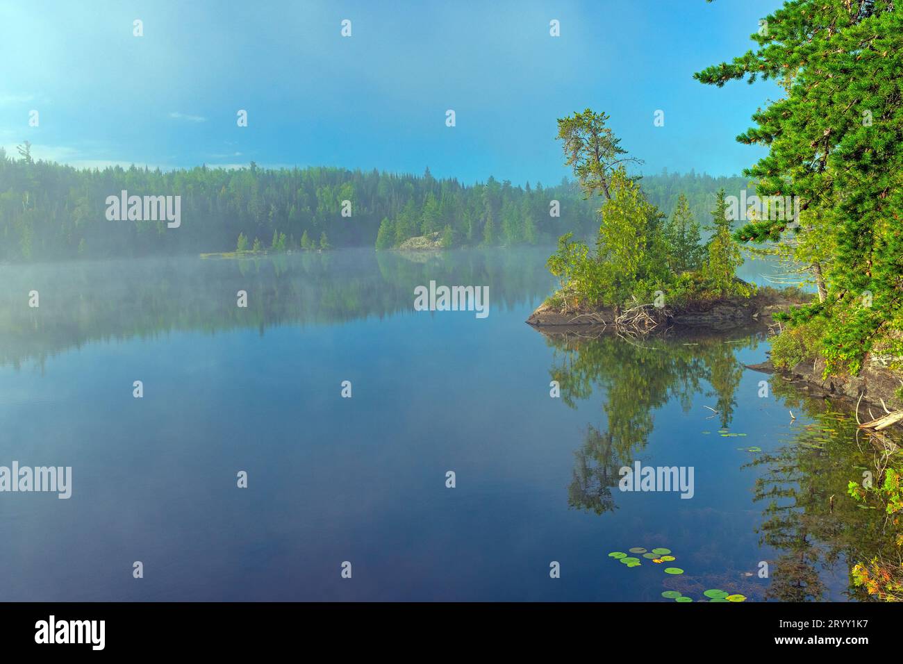 Nebbia mattutina in fiamme sul lago Jenny nella Boundary Waters Canoe area in Minnesota Foto Stock
