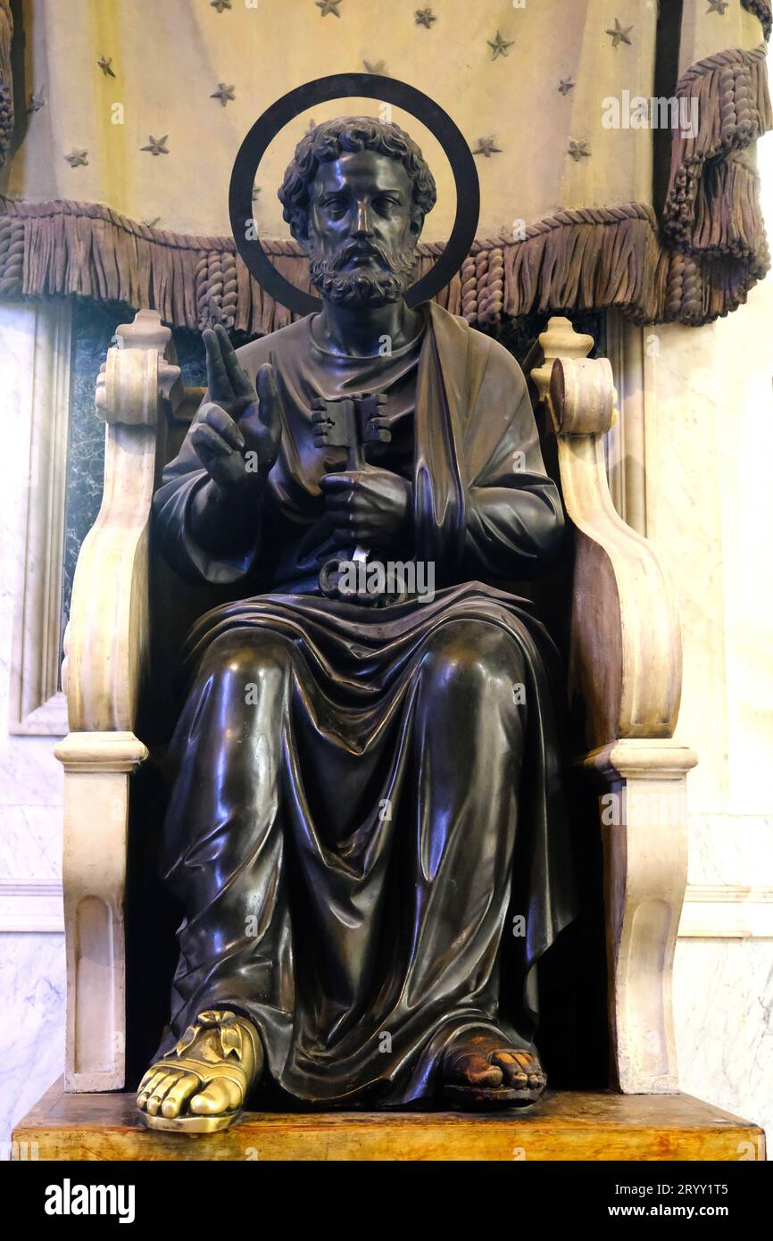 Statua di San Pietro in Eglise St Germain des Pres a Parigi Francia Foto Stock