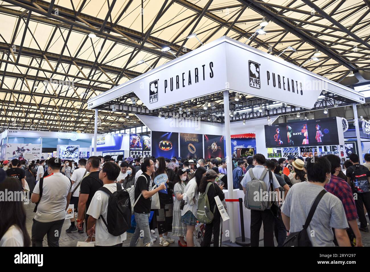 SHANGHAI, CINA - 2 OTTOBRE 2023 - i visitatori visitano il Wonder Festival 2022-2023 a Shanghai, Cina, 2 ottobre 2023. Dopo due anni, il lar del mondo Foto Stock