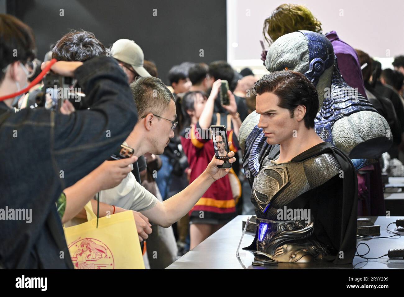 SHANGHAI, CINA - 2 OTTOBRE 2023 - i visitatori scattano foto di modelli fatti a mano di vari personaggi altamente realistici durante il Wonder Festival 2022-20 Foto Stock