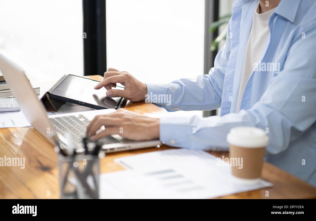 Uomo d'affari asiatico nel Data Mining Center Statistician con monitor che mostrano tecnologia e investimenti finanziari aziendali. S Foto Stock