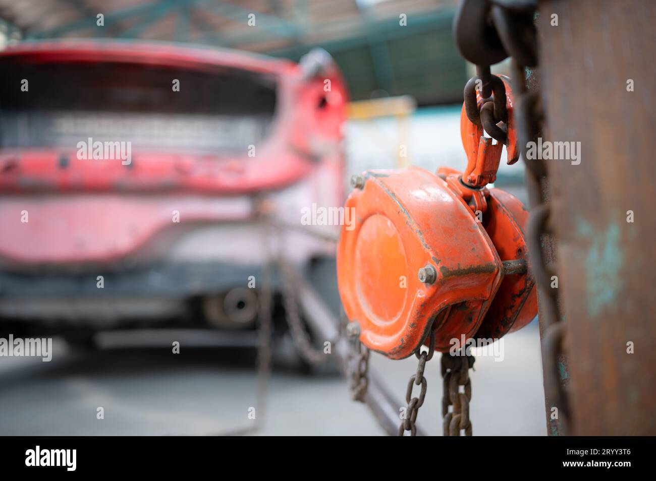 L'auto si è schiantata così duramente che la carrozzeria dell'auto è crollata in distorsione. Per ripristinare la carrozzeria della vettura è necessario un estrattore Foto Stock