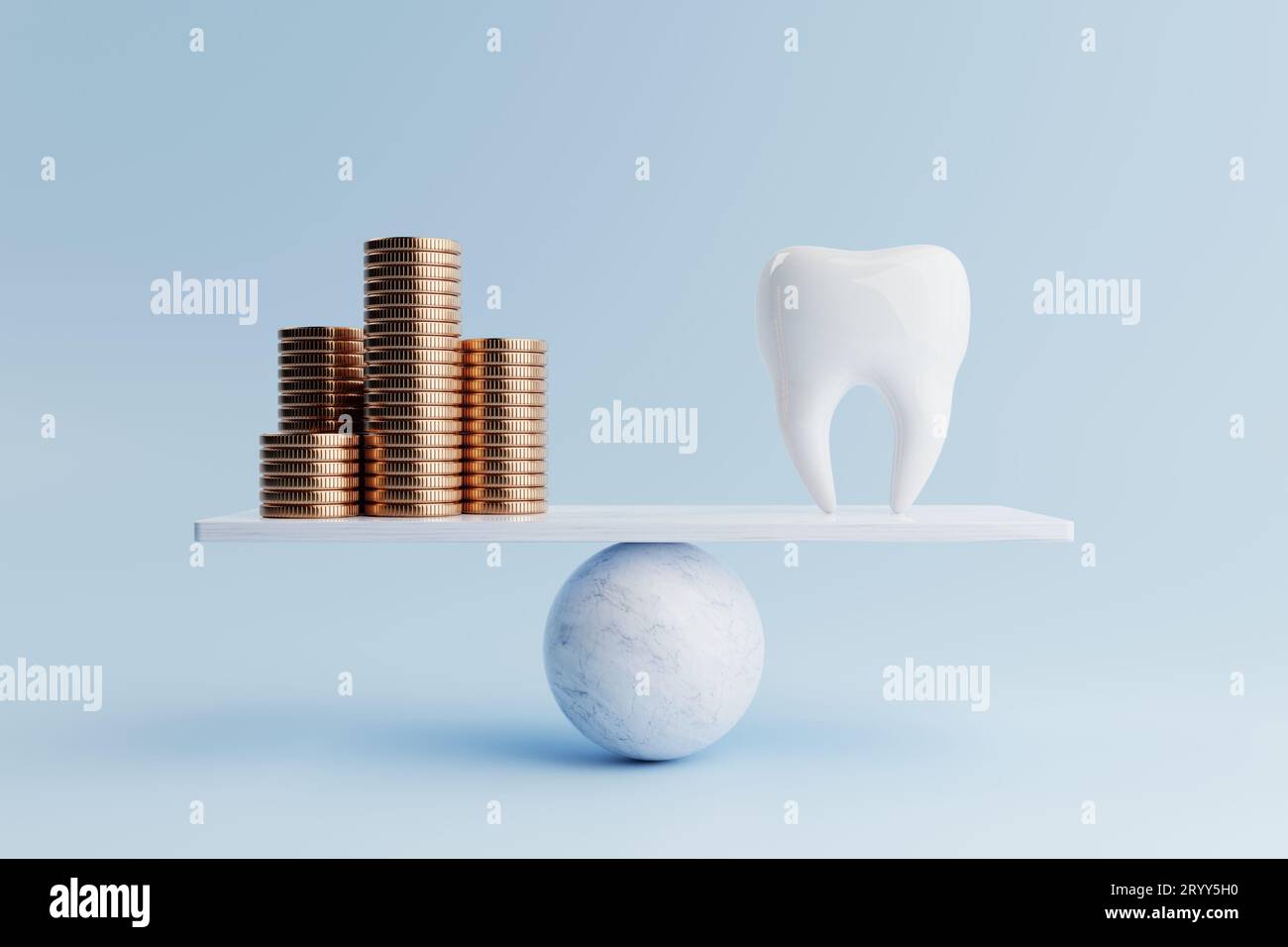 Dente dentale e moneta d'oro su scala di bilanciamento su sfondo blu. Assistenza sanitaria e concetto finanziario. Risparmio di denaro e denaro flo Foto Stock