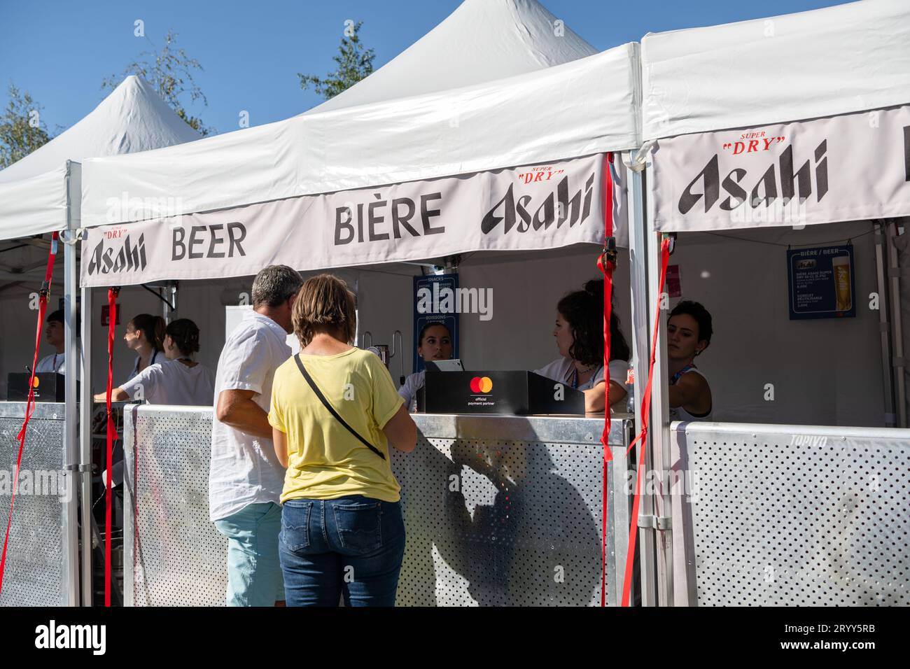 Tifosi che comprano la birra la partita della Coppa del mondo di rugby 2023 Pool C tra Figi e Georgia allo Stade de Bordeaux, Francia, il 30 settembre 2023. Crediti: Yuka Shiga/AFLO/Alamy Live News Foto Stock