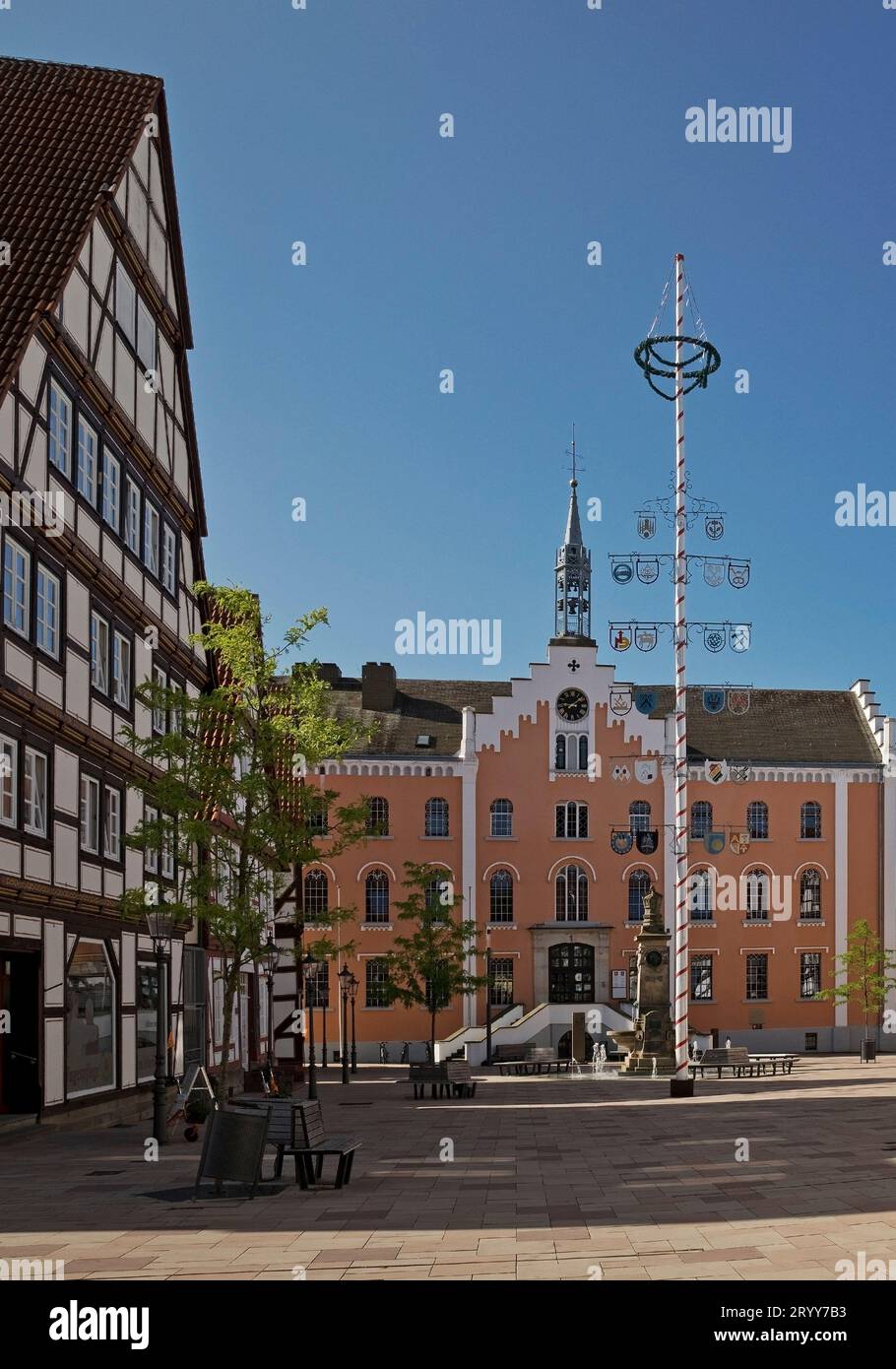 Piazza del mercato con maypole e municipio nella storica città vecchia, Hofgeismar, Assia, Germania Europa Foto Stock