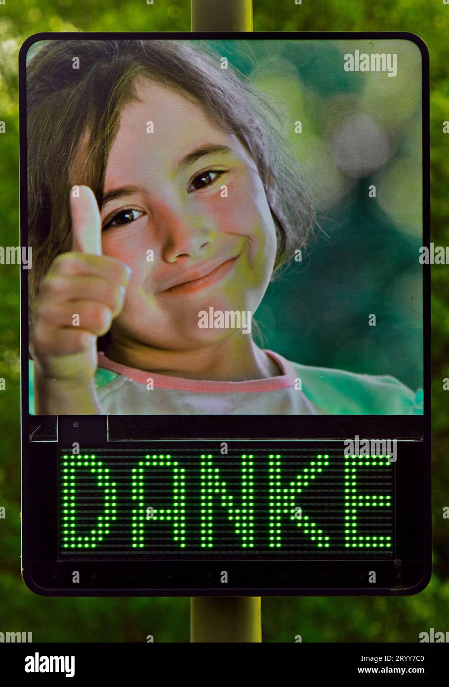 Foto di una ragazza che ti ringrazia per aver guidato con attenzione, Dortmund, zona della Ruhr, Germania, Europa Foto Stock