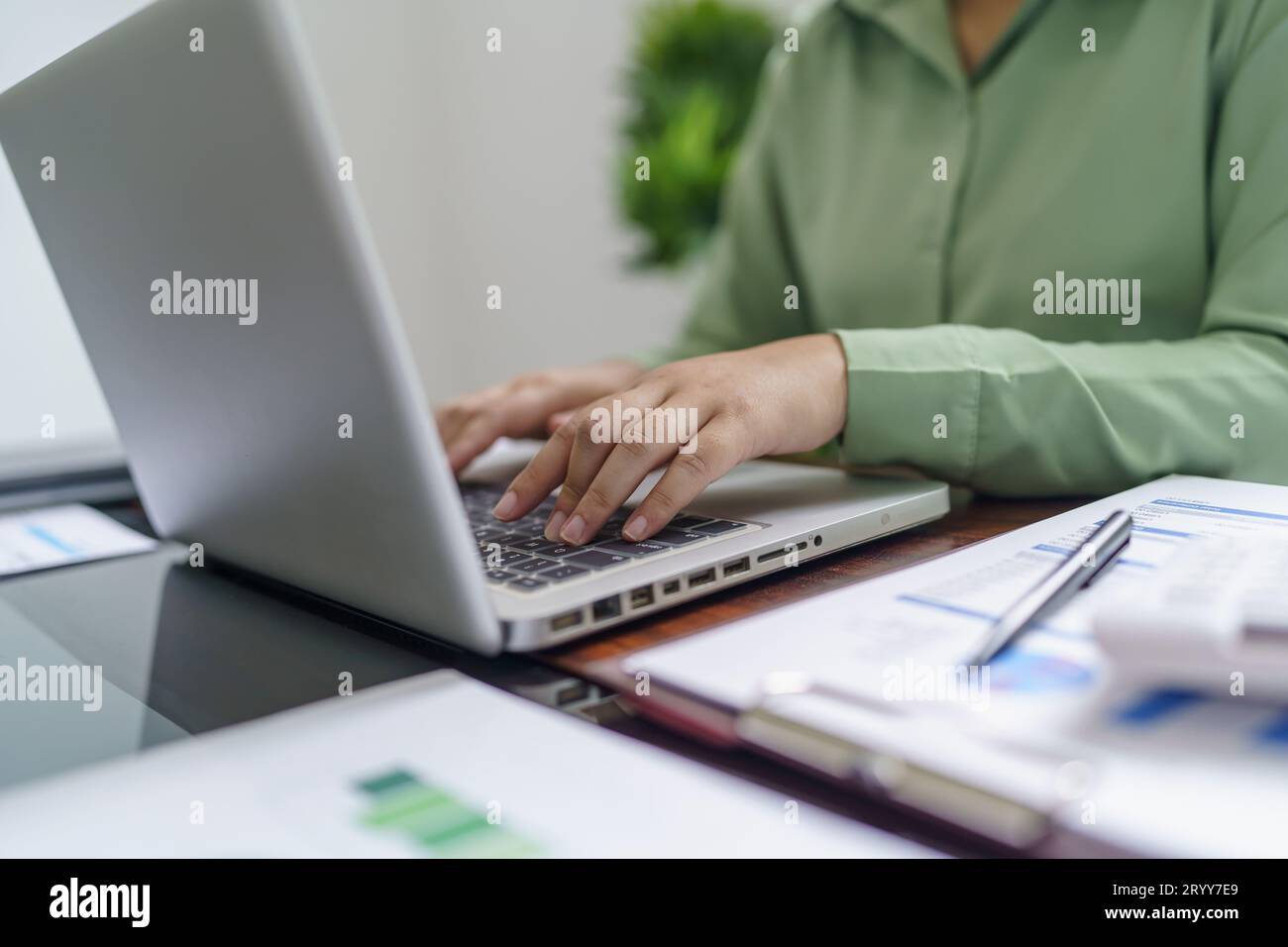 Donna d'affari che lavora in uno spazio di lavoro moderno e rispettoso dell'ambiente idee creative per investitori professionali ecocompatibili Foto Stock