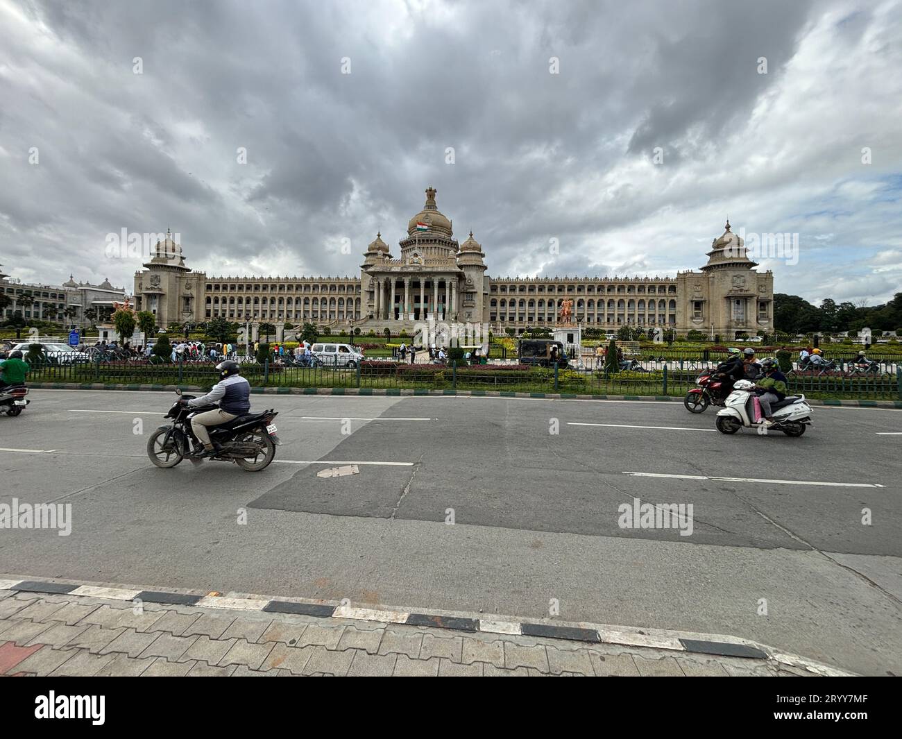 Esclusive foto giornaliere dell'edificio Vidhana Soudha con traffico in un giorno di abbandono Foto Stock