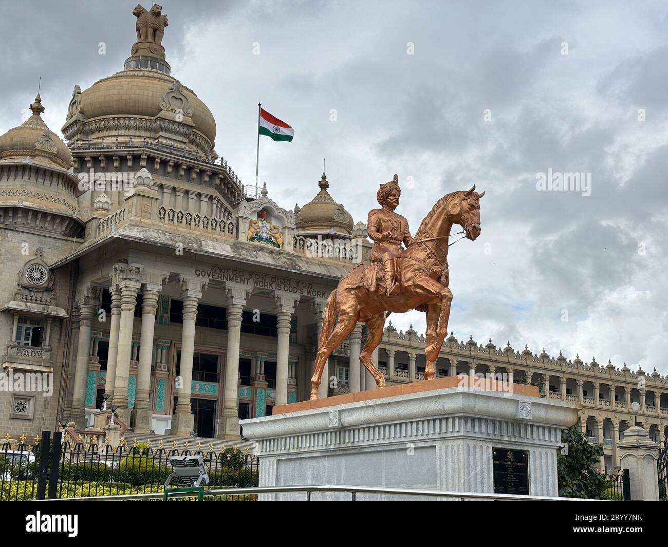 Esclusive foto giornaliere dell'edificio Vidhana Soudha con traffico in un giorno di abbandono Foto Stock