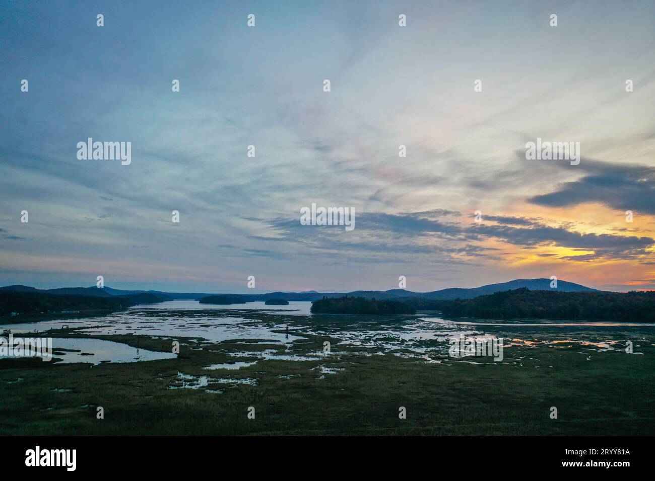 Tramonto sul lago Moody Tupper NY Adirondacks in volo all'inizio dell'autunno Foto Stock