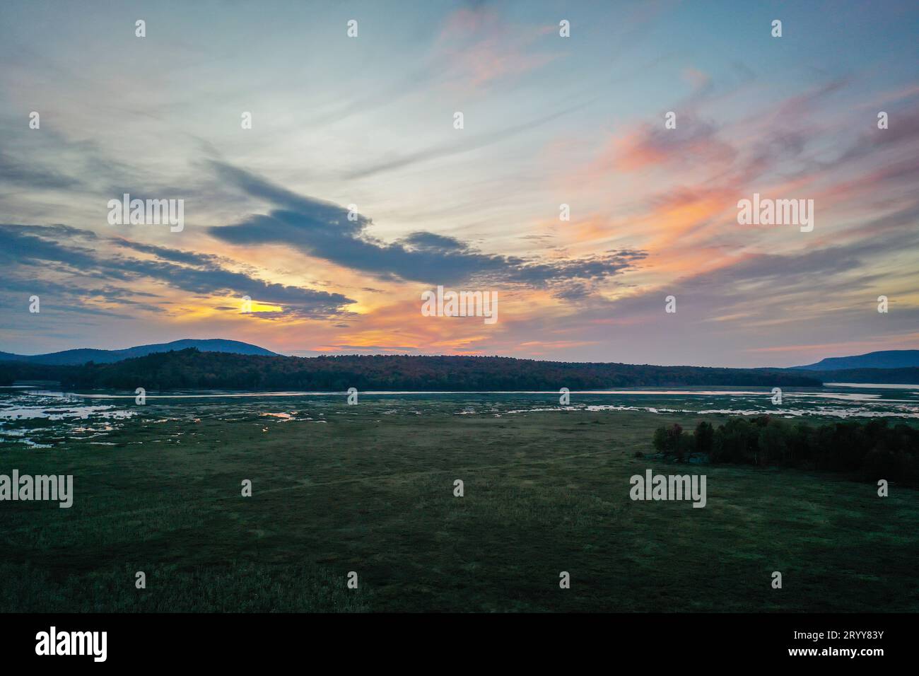 Tramonto sul lago Moody Tupper NY Adirondacks in volo all'inizio dell'autunno Foto Stock