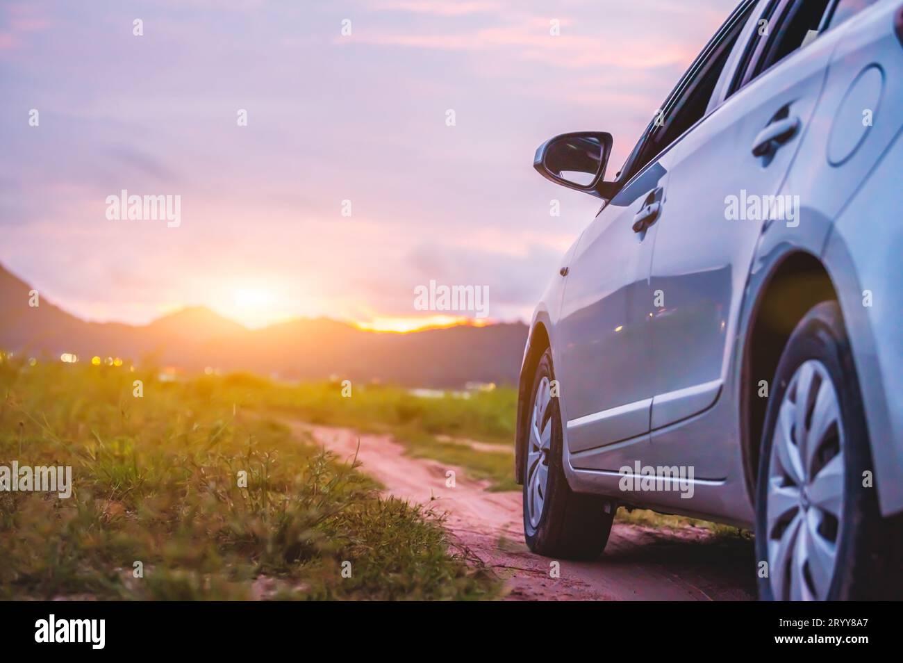 Auto con paesaggio montano e prateria. Concetto di viaggio e trasporto. Foto Stock