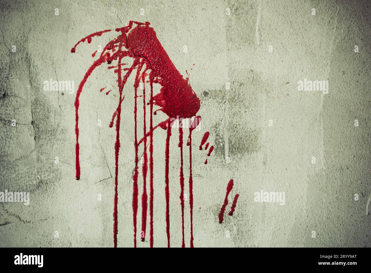 Spruzzi di sangue rosso sul muro in casa abbandonata. Festival ed evento di Halloween. Tema assassinio e Killer. Sfondo per l'horror a Foto Stock