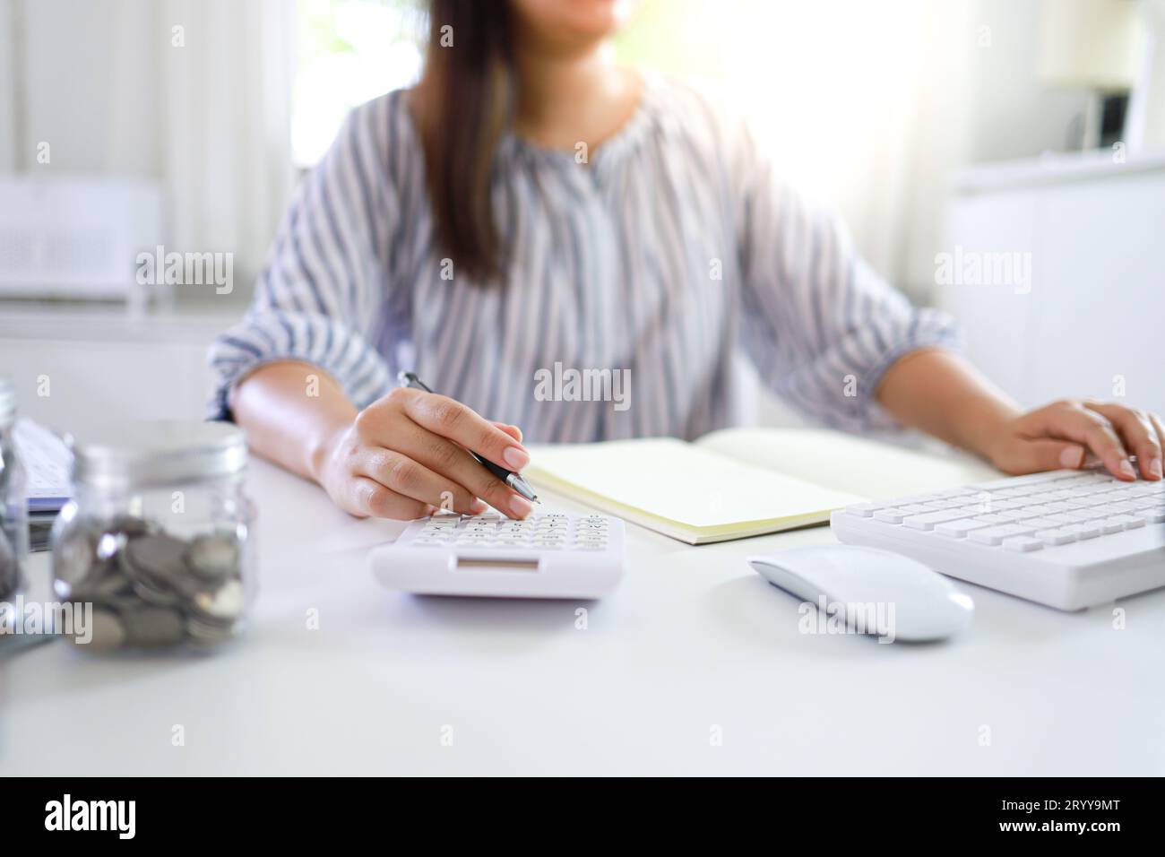 Risparmio di denaro concetto Financial Woman stack a mano monete banconote banconote business in crescita. denaro contante in banconote in dollari Foto Stock