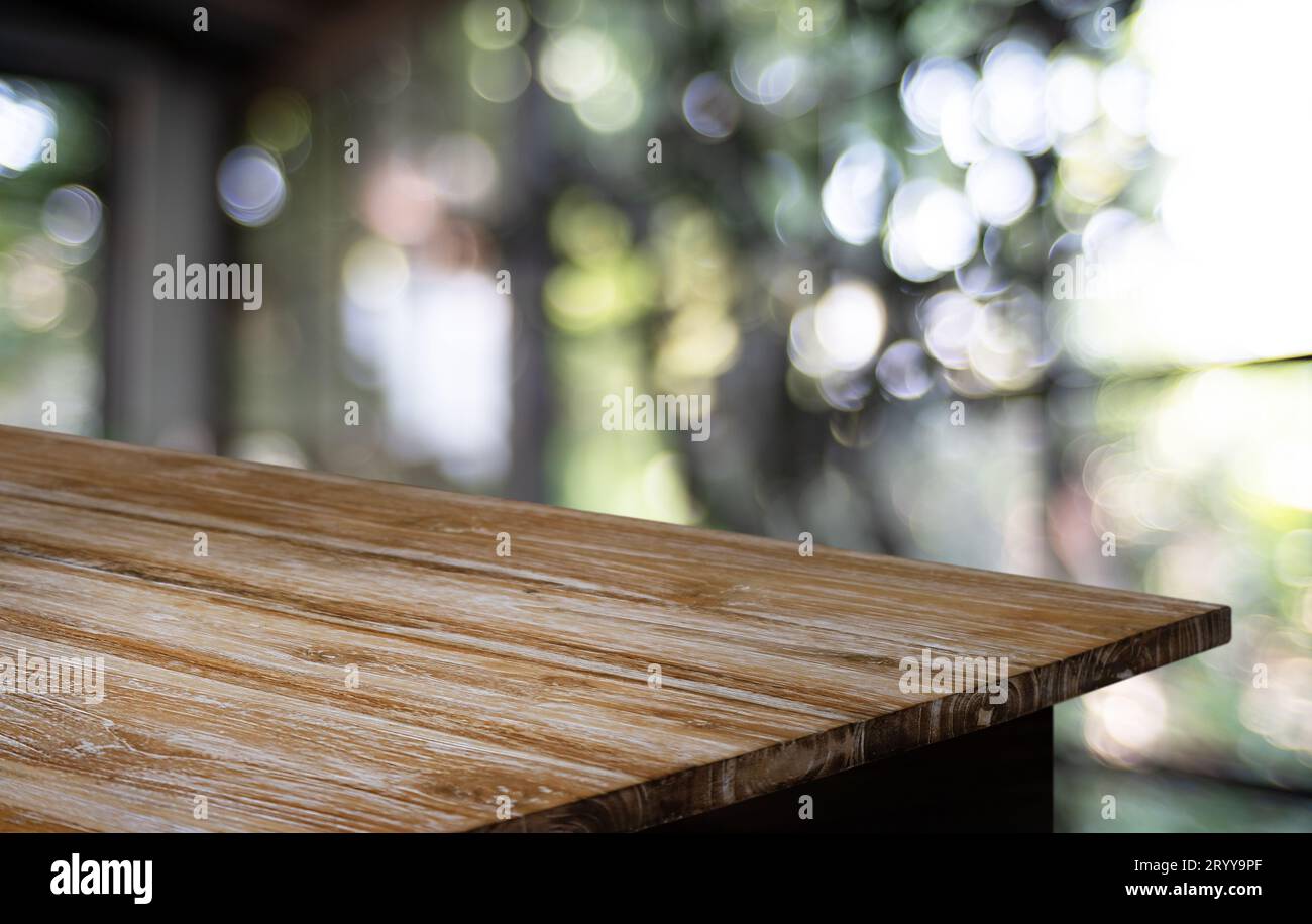 Piano in legno con interno della stanza con sfondo sfocato e spazio per le copie vuoto. Foto Stock