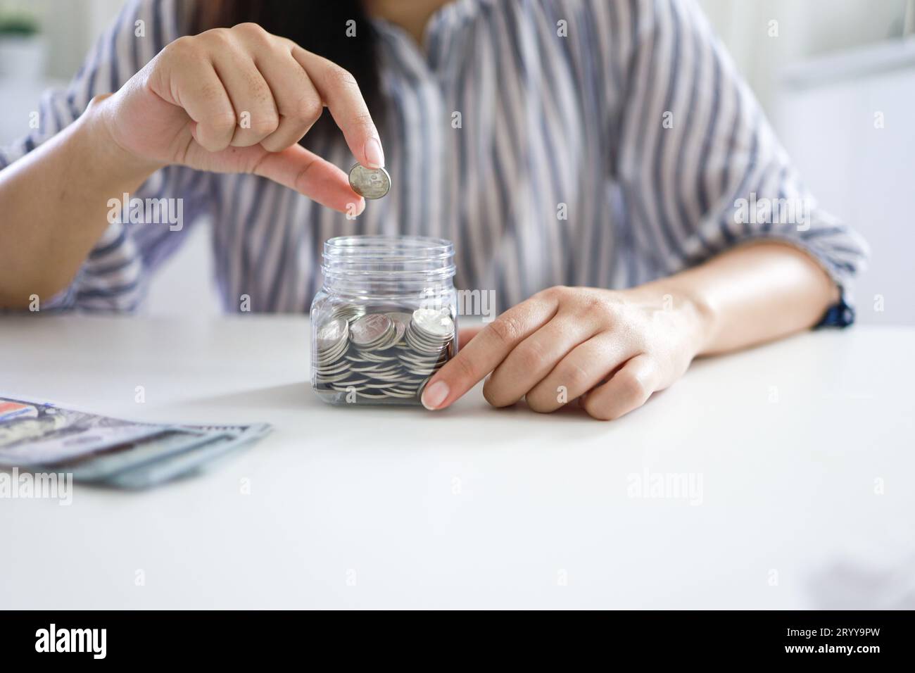Risparmio di denaro concetto Financial Woman stack a mano monete banconote banconote business in crescita. denaro contante in banconote in dollari Foto Stock