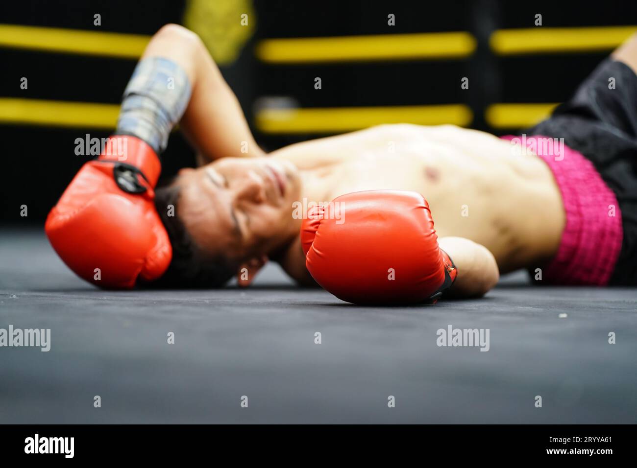 Muay Thai, l'arte marziale della Thailandia, i giudici devono contare da uno a dieci quando un pugile viene messo fuori gioco per dargli la possibilità di affrontare il combattimento Foto Stock