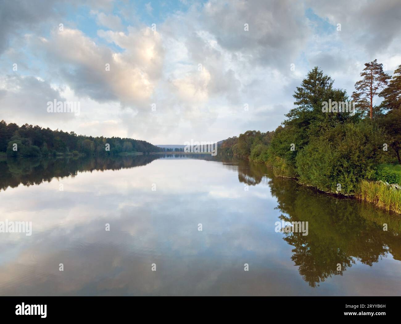 Autunno Misty evening lago Foto Stock