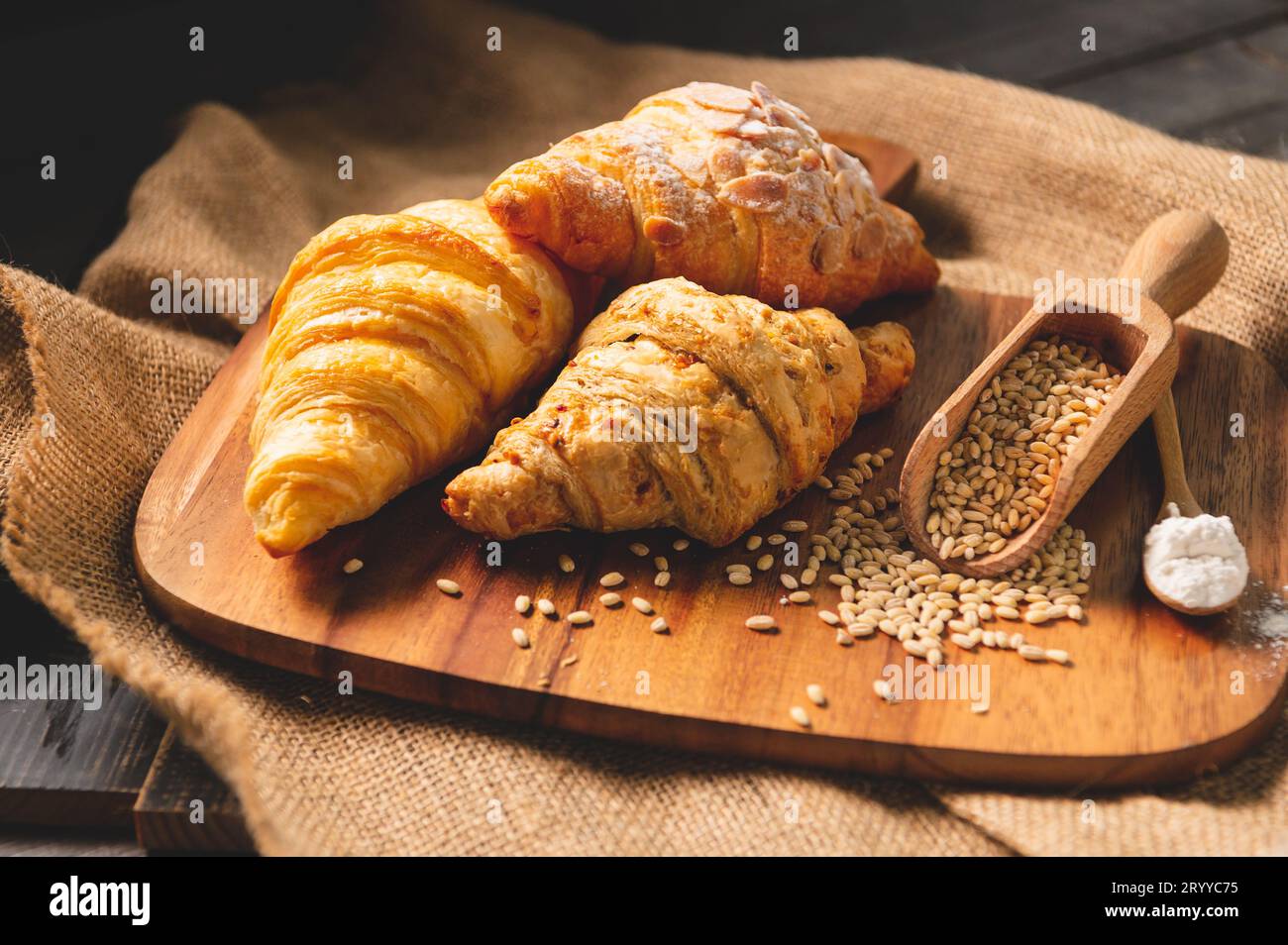 Diversi tipi di pane con cereali integrali nutrizionali su fondo di legno. Cibo e panificio in cucina. Colazione deliziosa Foto Stock