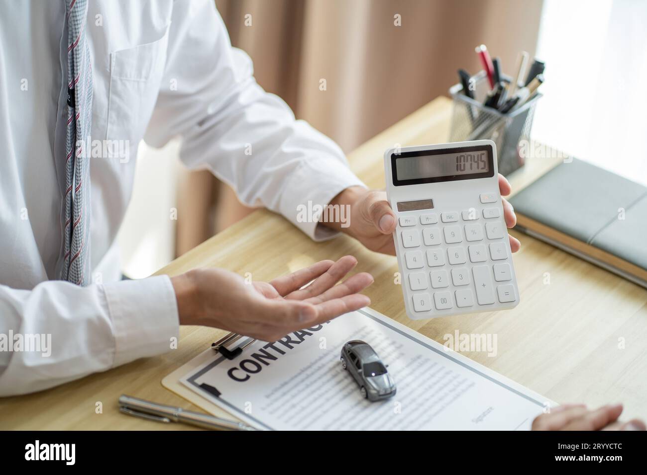 Agente assicurativo del registro delle perdite che ispeziona la vettura danneggiata. Il responsabile delle vendite fornisce un documento del modulo di richiesta di consulenza che valuta l'offerta di mutui ipotecari per auto Foto Stock