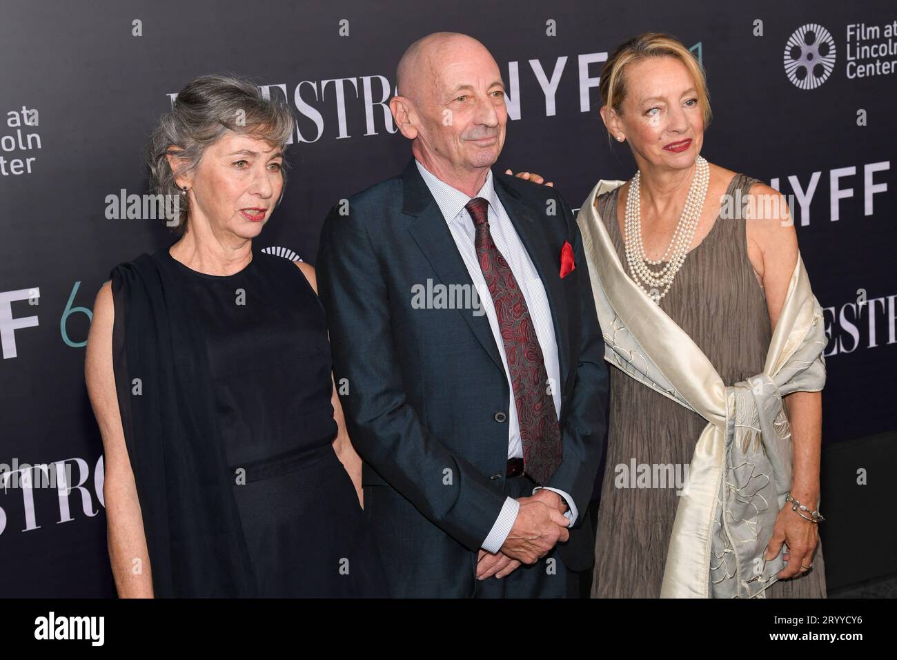 New York, USA. 2 ottobre 2023. Nina Bernstein Simmons, Alexander Bernstein e Jamie Bernstein assistono al Red carpet 'Maestro' al 61° New York Film Festival alla David Geffen Hall di New York, NY, 2 ottobre 2023. (Foto di Efren Landaos/Sipa USA) credito: SIPA USA/Alamy Live News Foto Stock